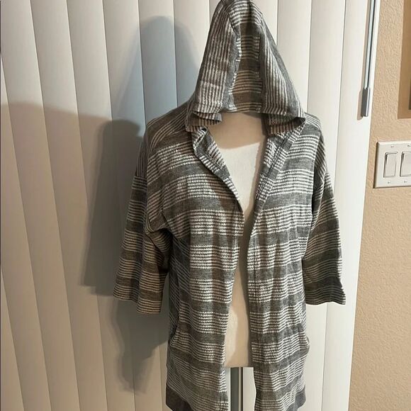 Jack by BB Dakota Gray Cape with Hood and Three-Quarter Sleeves - Picture 3 of 8